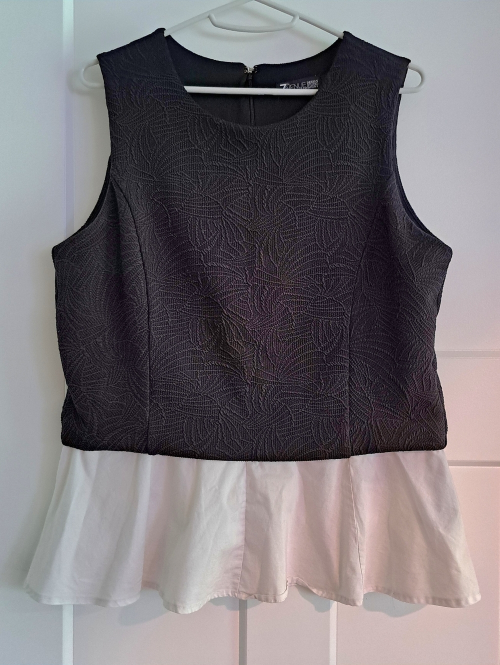 LIKE NEW Sleeveless Fitted Top With Peplum (Black/White) - 7th Avenue Design